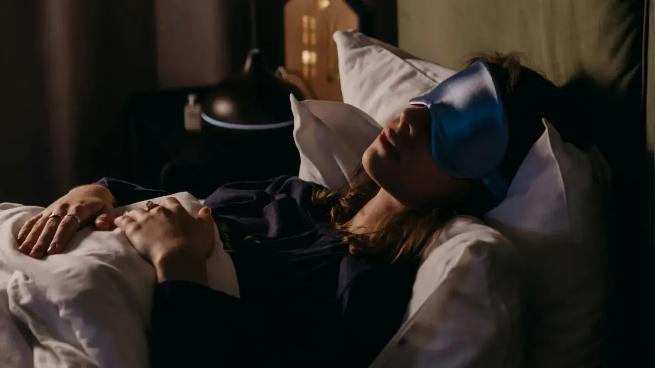 En la foto: Mujer dormida en la cama