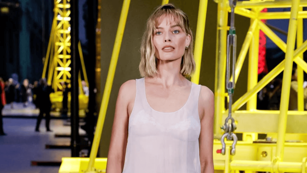 La actriz Margot Robbie captó todas las miradas durante el desfile otoño/invierno 2026 de Chanel al debutar un renovado long bob, alejándose del estilo romántico que la caracterizó en meses anteriores. Créditos: justjared/Instagram