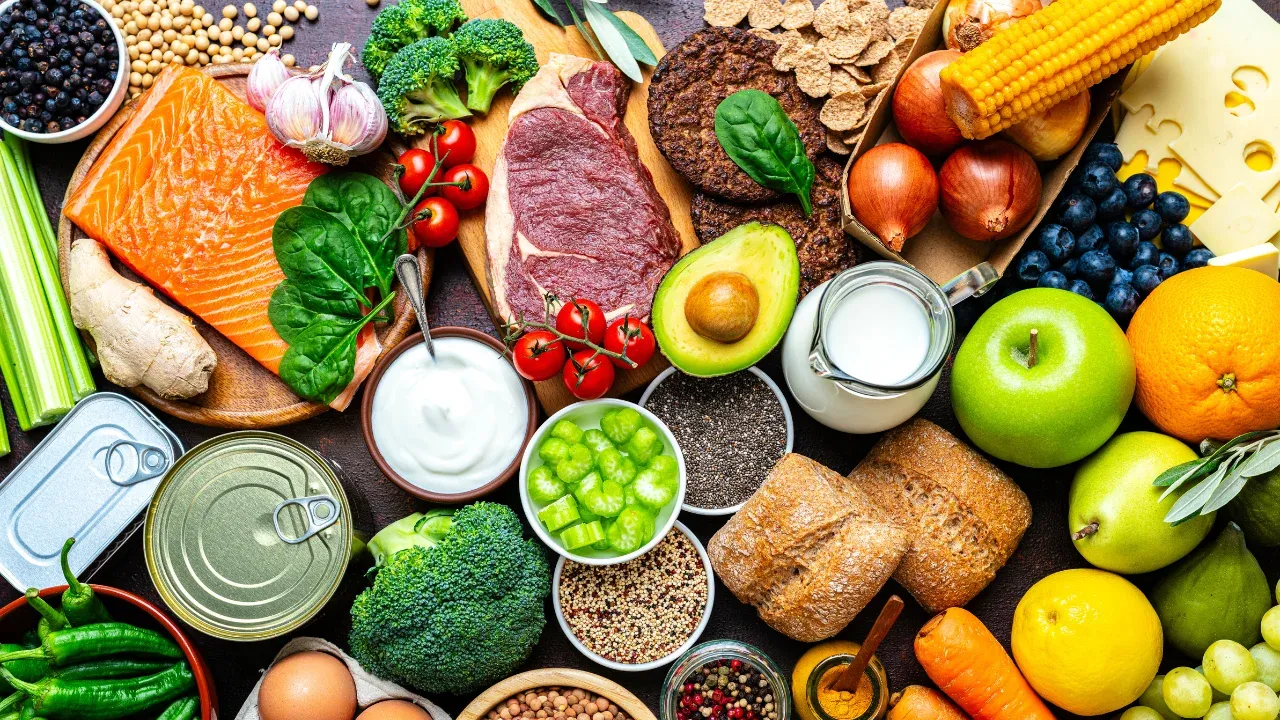 Los probióticos y prebióticos son nutracéuticos esenciales para mantener el equilibrio de la microbiota, impactando positivamente tanto en la digestión como en el bienestar emocional. - Créditos Getty Images