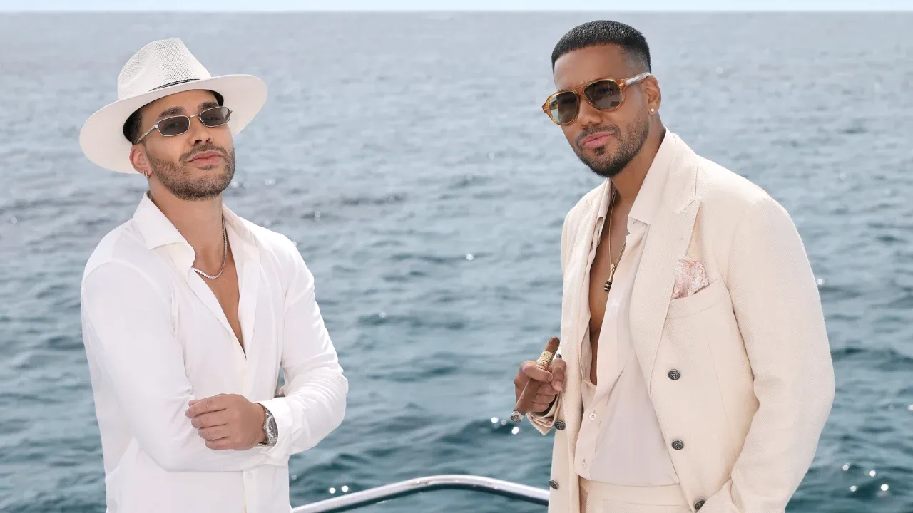 Romeo Santos y Prince Royce posan juntos tras el lanzamiento de "Lokita por mí", el sencillo principal de su primer álbum colaborativo Better Late Than Never, que ya lidera las listas de popularidad a nivel global. - Crédito prensa