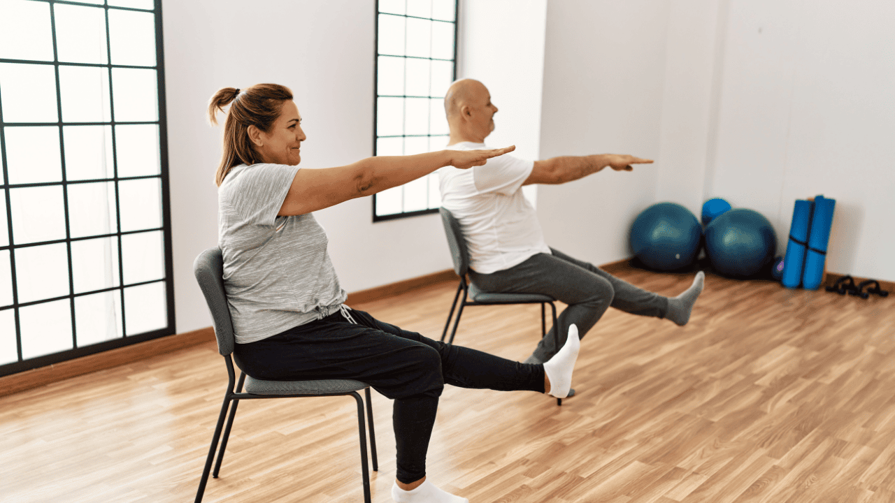 El yoga en silla se consolida como una alternativa eficaz para mejorar la movilidad y la fuerza física sin necesidad de un mat tradicional. Crédito Getty Images