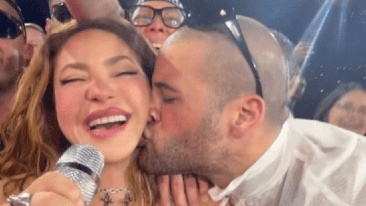 Fan en Miami agarra a Shakira y la toquetea inapropiadamente