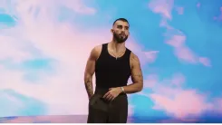 Manuel Turizo, el artista colombiano nominado al Latin GRAMMY®, regresa con "Por un pendejo no se llora (Salud, mi reina)", una bachata moderna que transforma el desamor en fuerza. - Créditos: Francisco Gonzalez “javishoot”